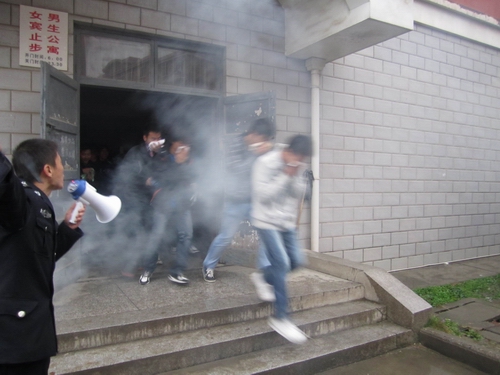 发生“火情”，及时疏散